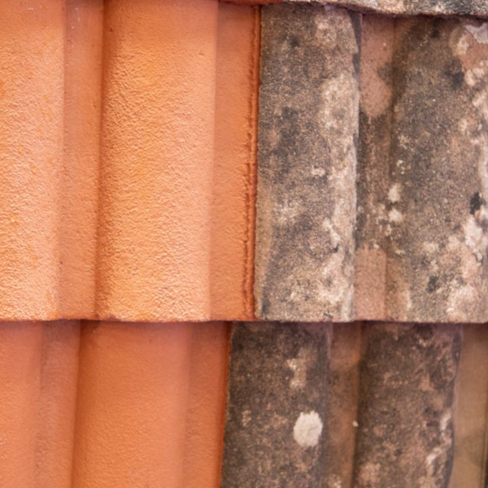 Ramoneur sur une toiture