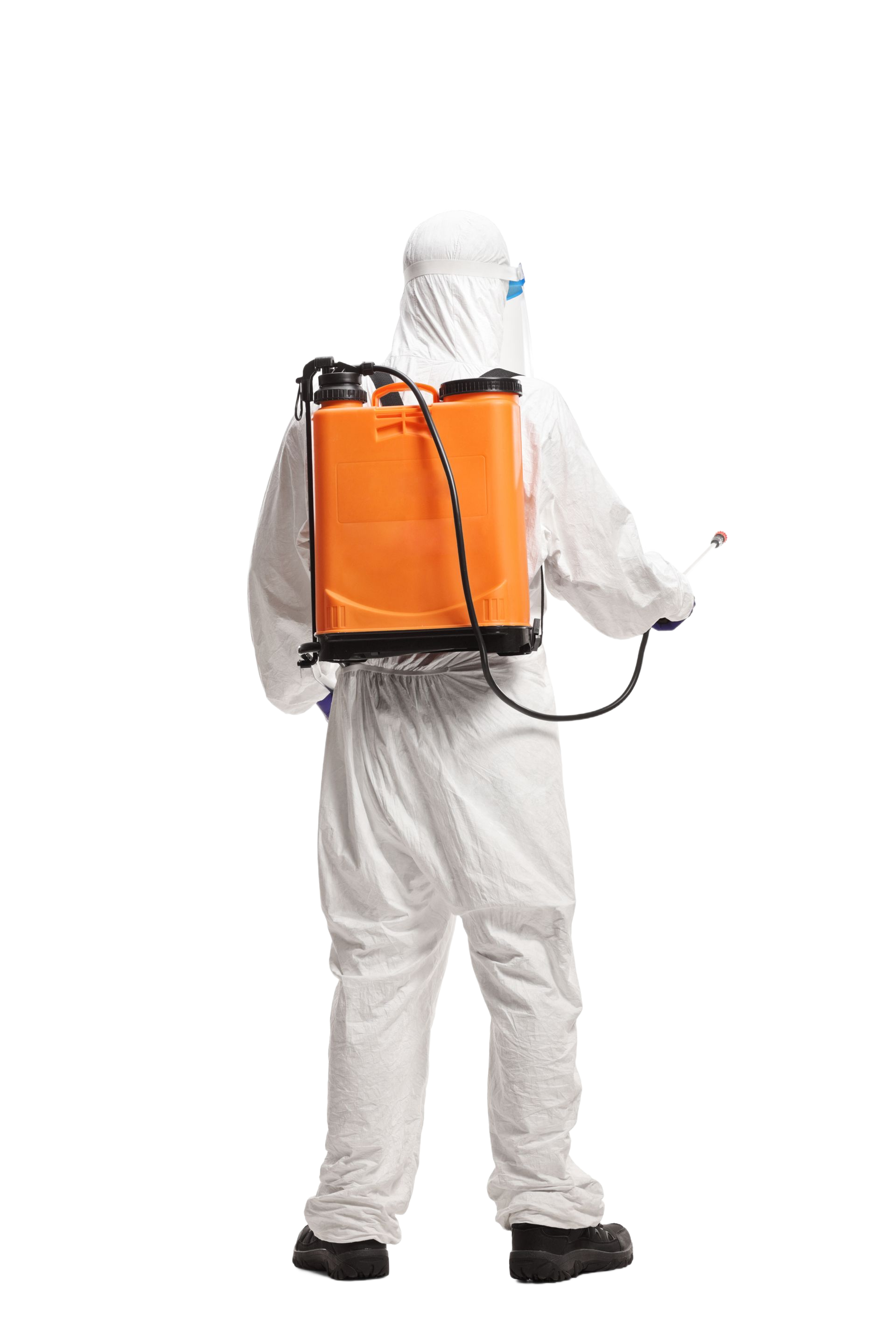 Personne en combinaison de protection avec un pulvérisateur à dos, face tournée vers l'extérieur, sur fond blanc.