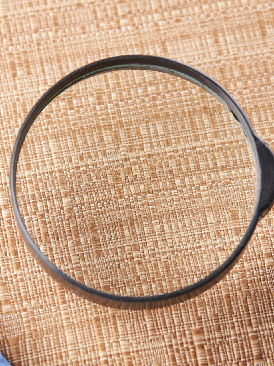 Loupe qui inspecte un tapis