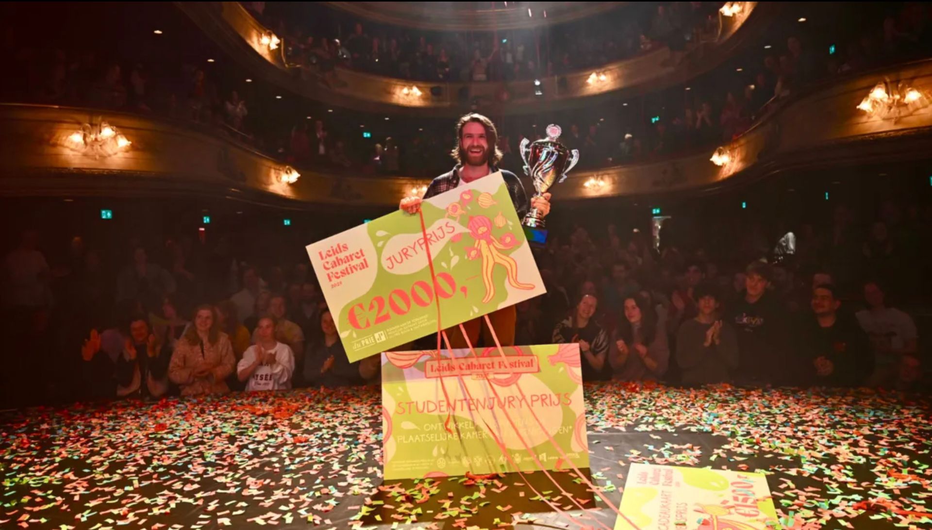 Gracht in Leiden in de avond met lichtjes 