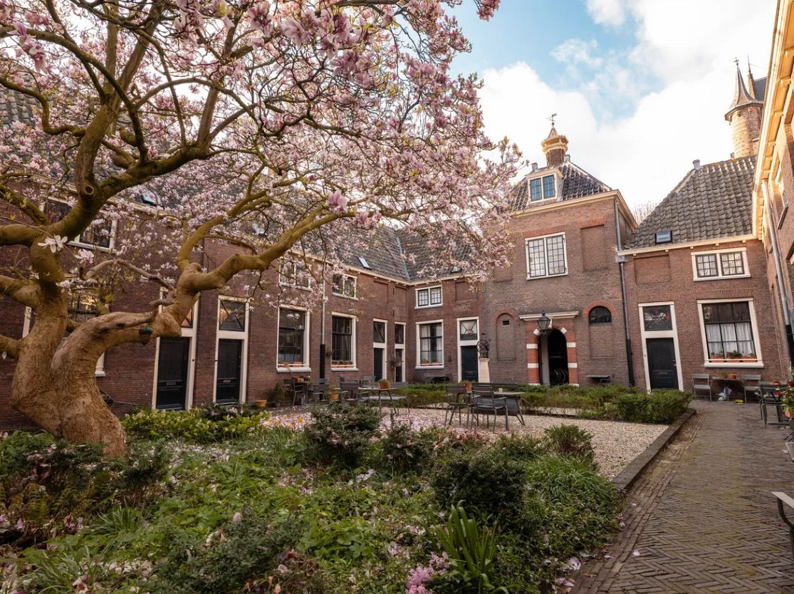 Gracht in Leiden in de avond met lichtjes 