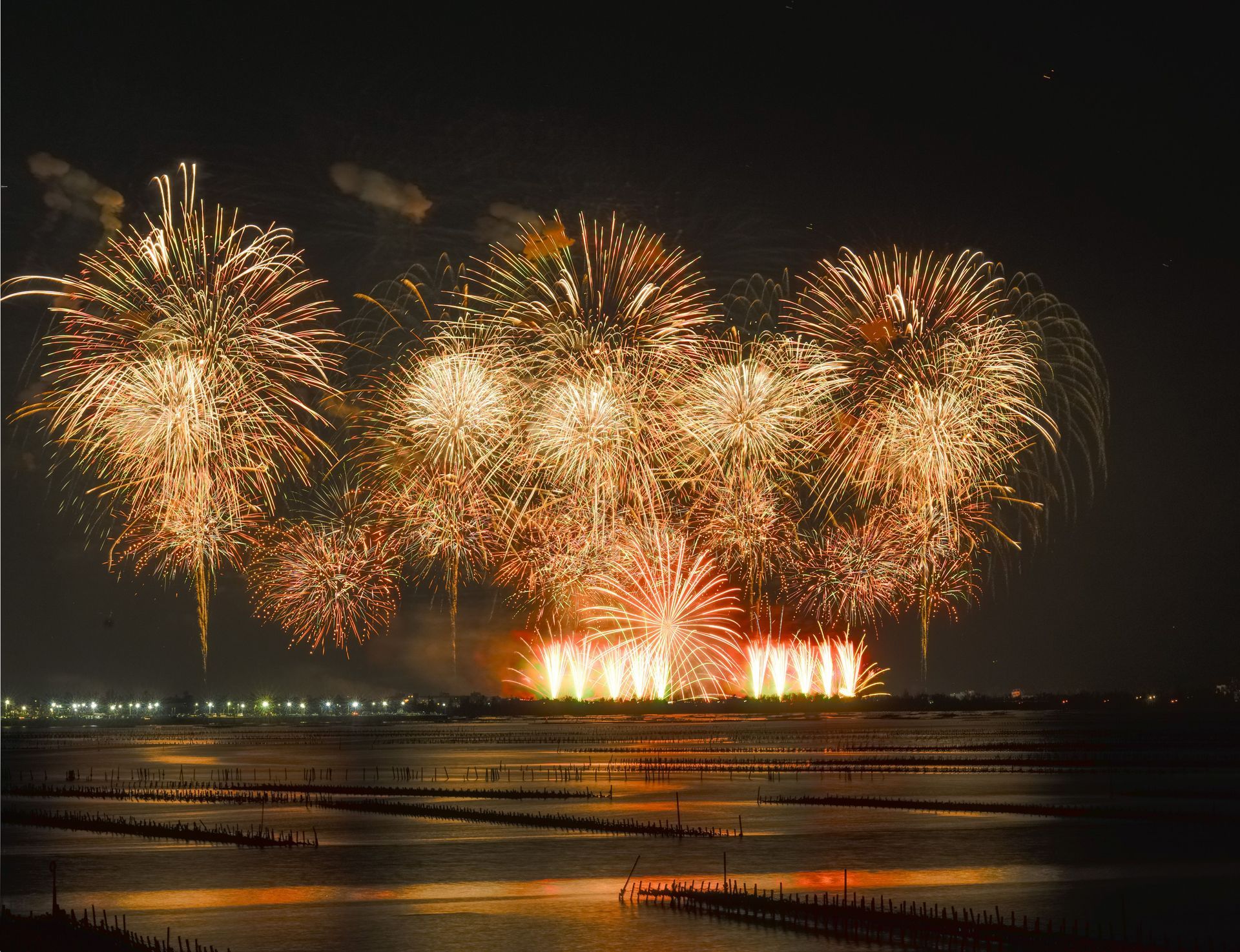 Vuurwerk boven het water tijdens Leidens Ontzet