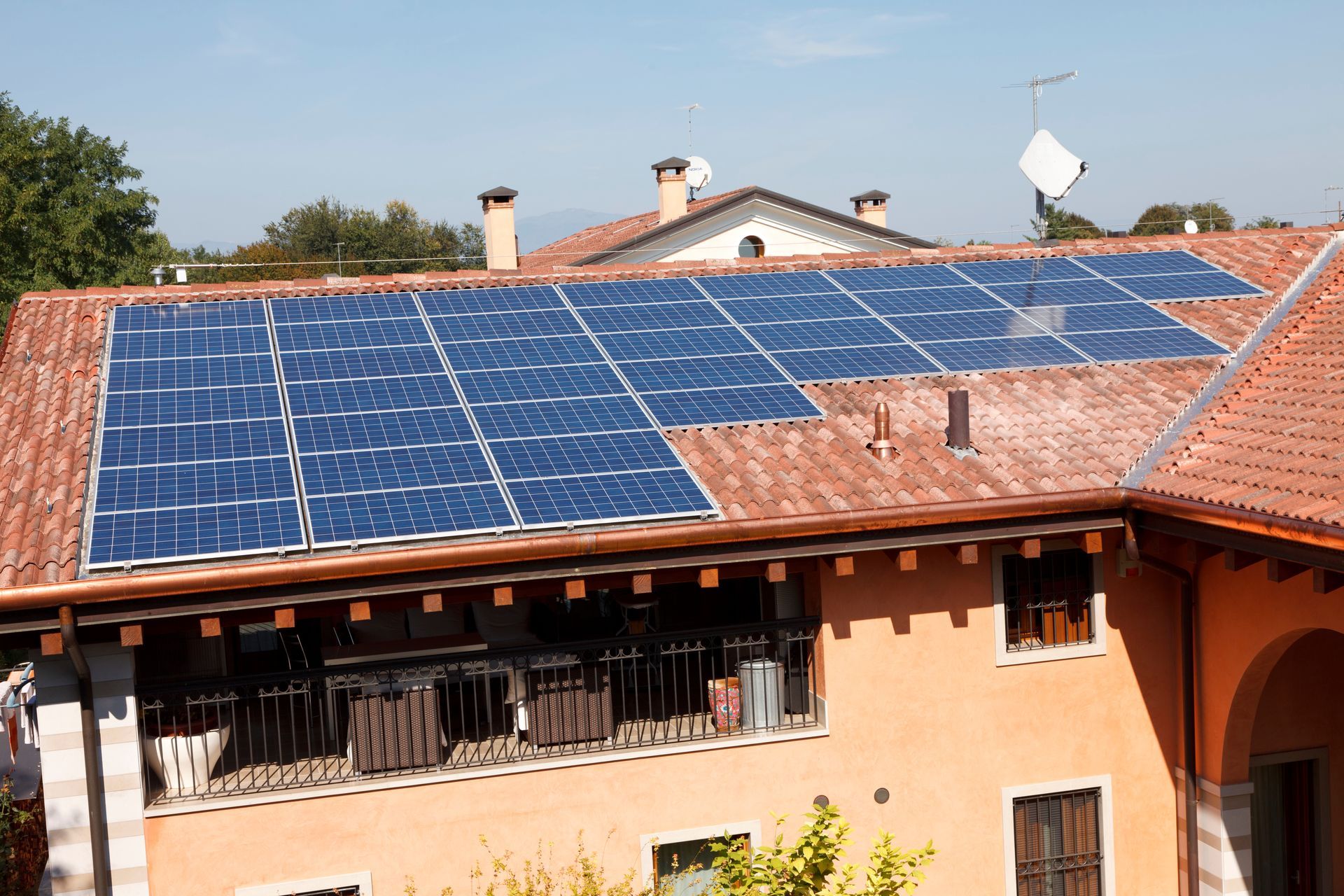 Panneaux photovoltaïques sur un toit en tuiles canal