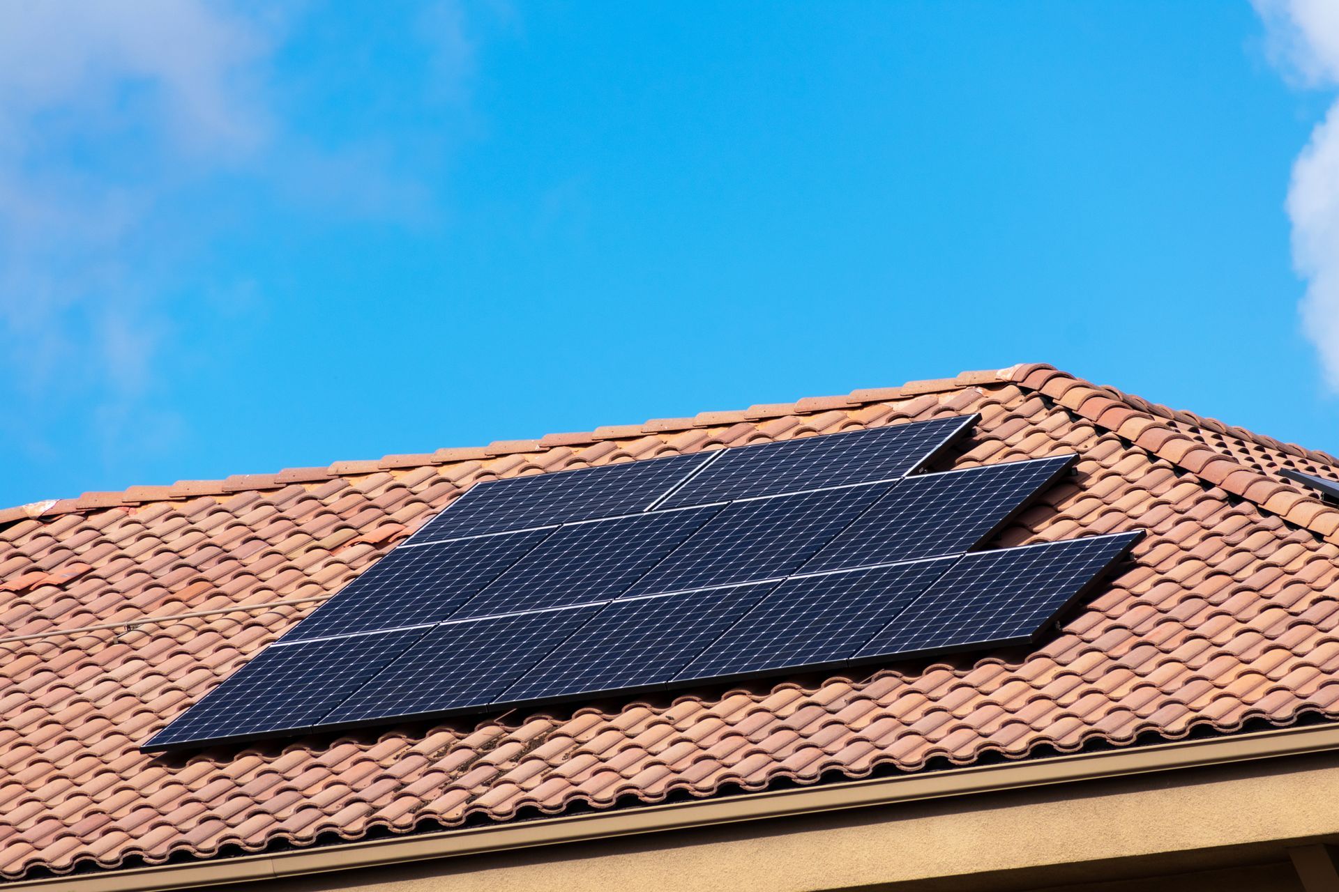 Panneaux photovoltaïques posés sur des tuiles