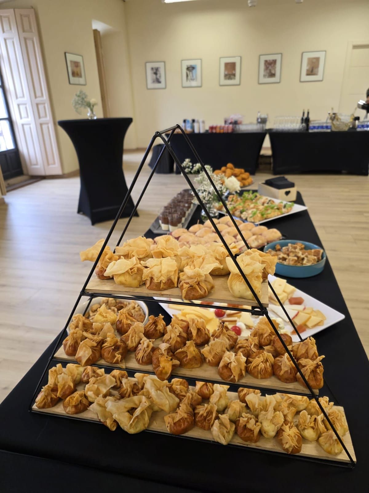 Mesa buffet con aperitivos y comida en exposición para un evento.