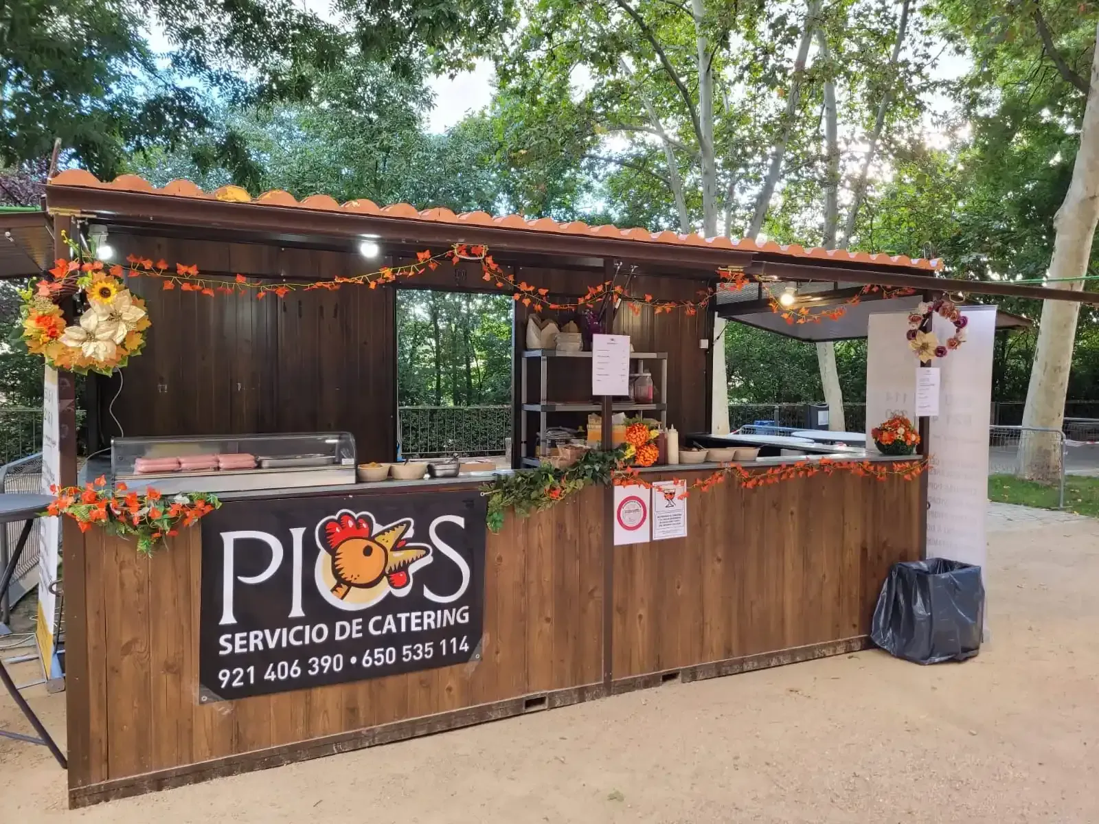 Puesto de comida con cartel de