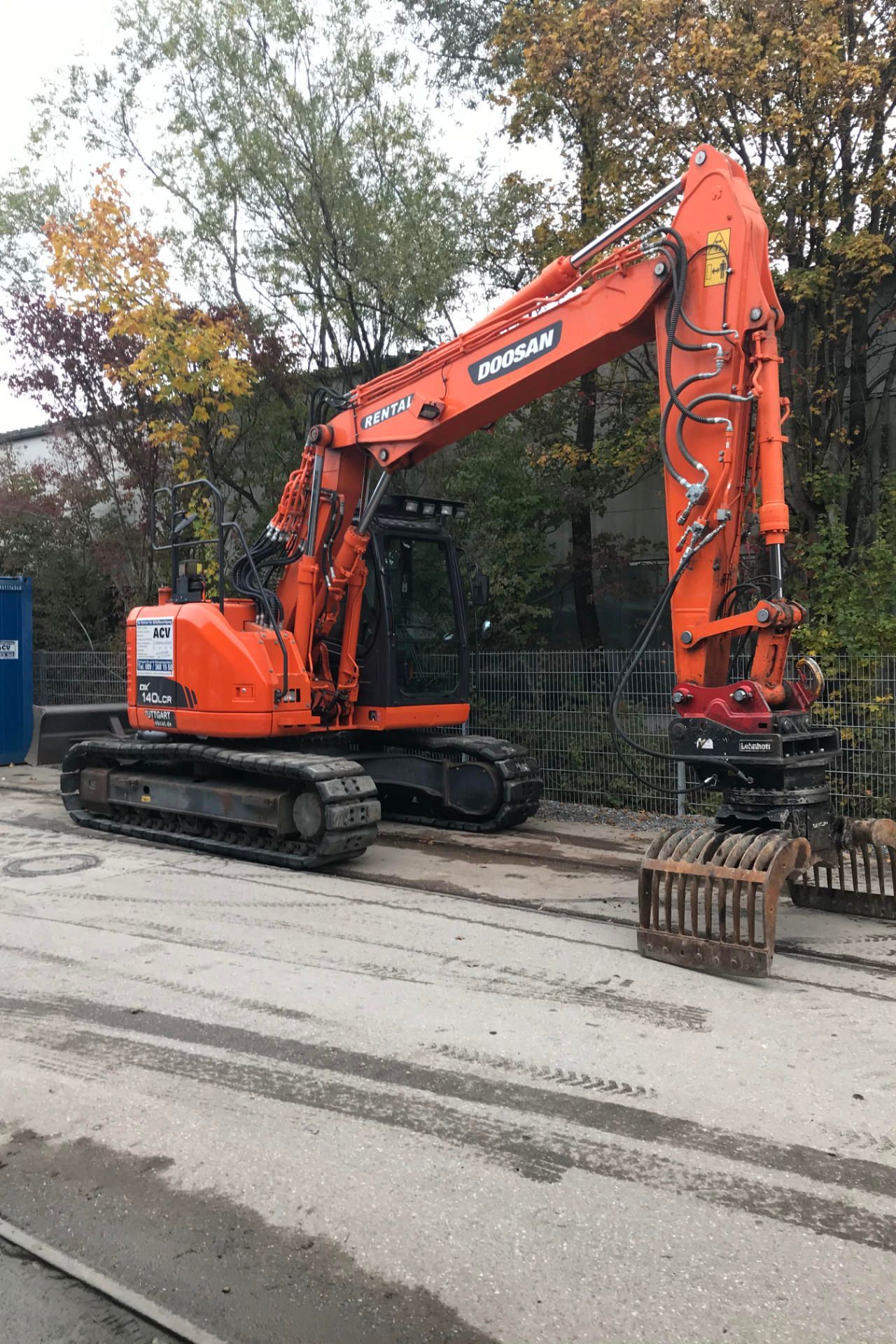 Ein roter Greifer von ACV Containerverleih