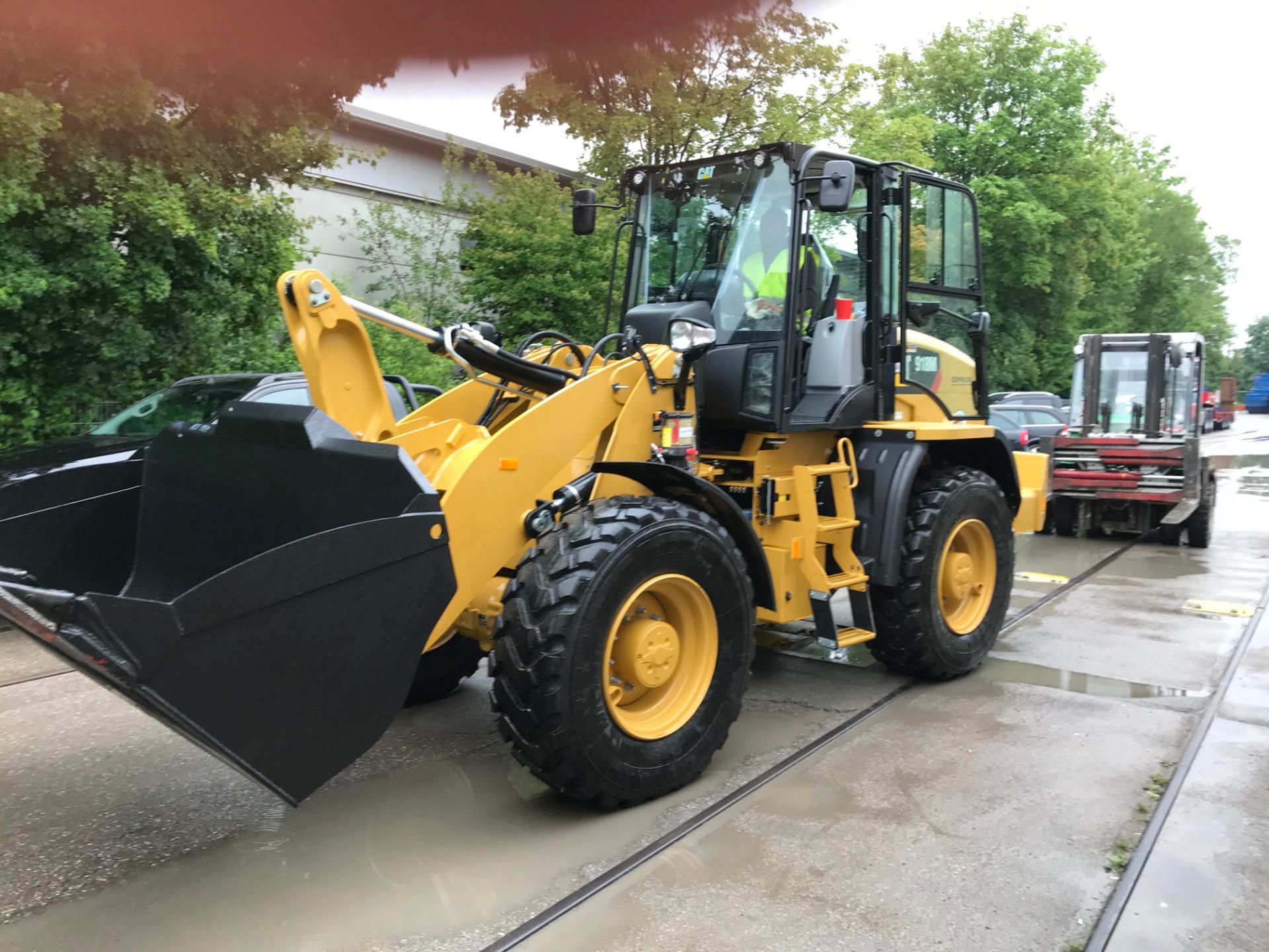 Ein Radlader von ACV Containerverleih