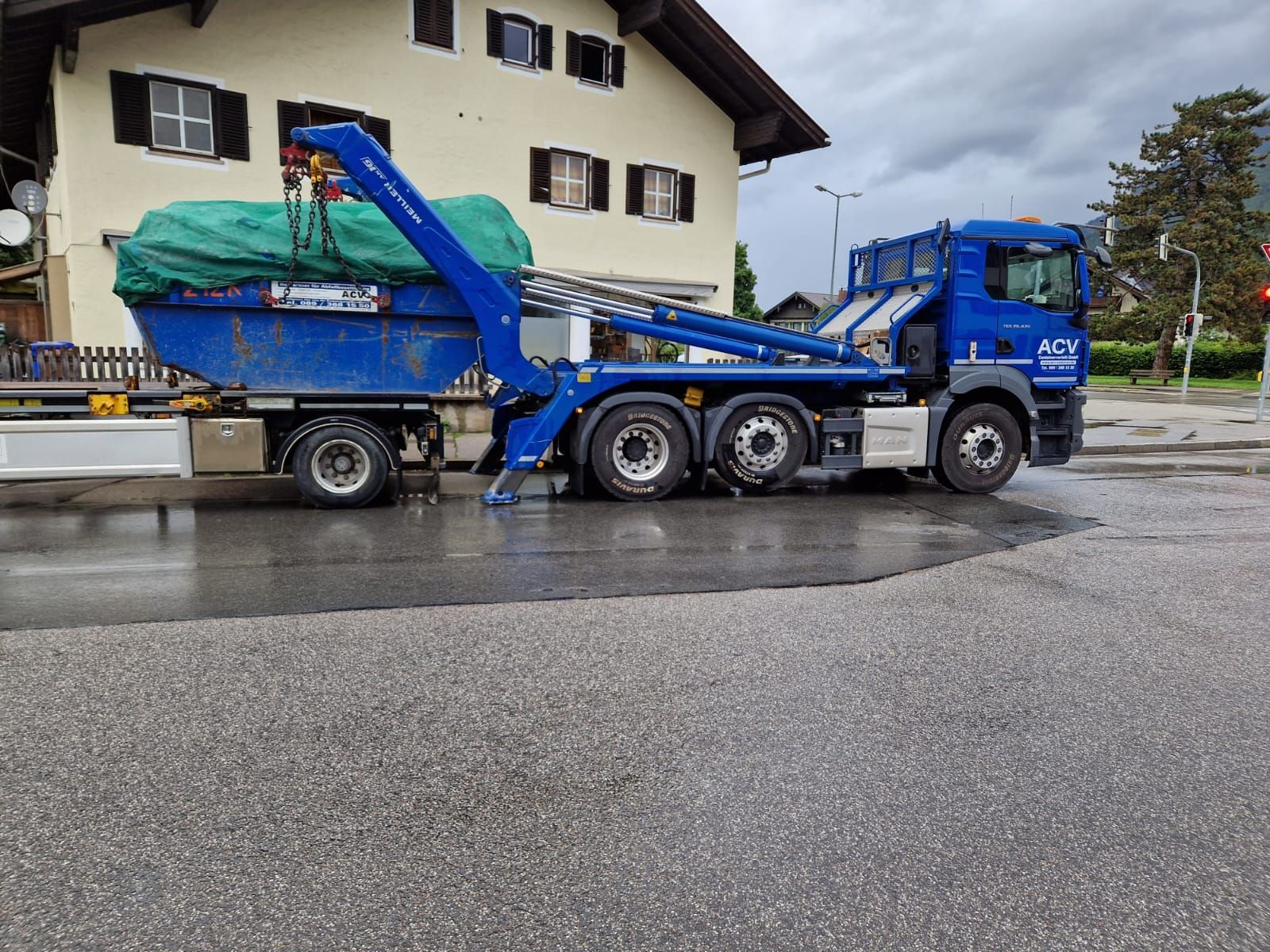 LKW mit Container voll mit Sperrmüll