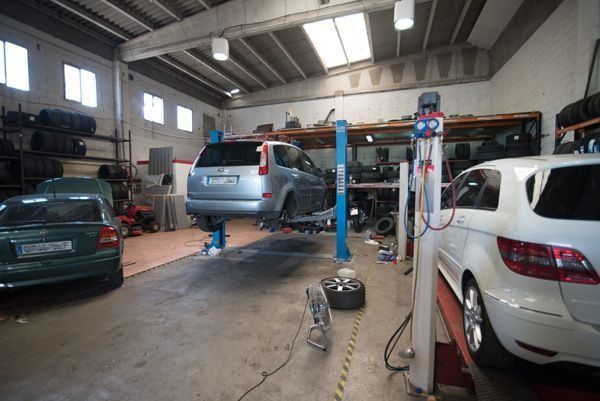 Un coche está estacionado en un elevador en un garaje.