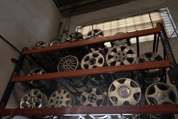 Un montón de ruedas están apiladas una encima de otra