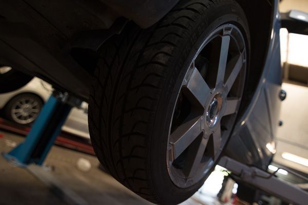 Un primer plano de una rueda de coche en un elevador.