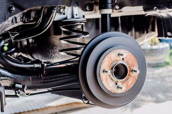 Un primer plano de un disco de freno de un automóvil.