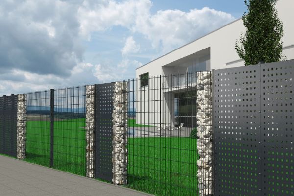 Gabionensäulen an einem Stahlgitterzaun mit Sichtschutzelementen