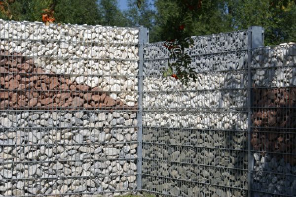 Detailansicht Gabionenzaun mit Muster aus mehrfarbigen Steinen