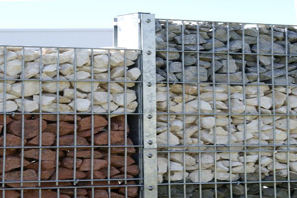 Gabionenzaun mit verschiedenen Steinen