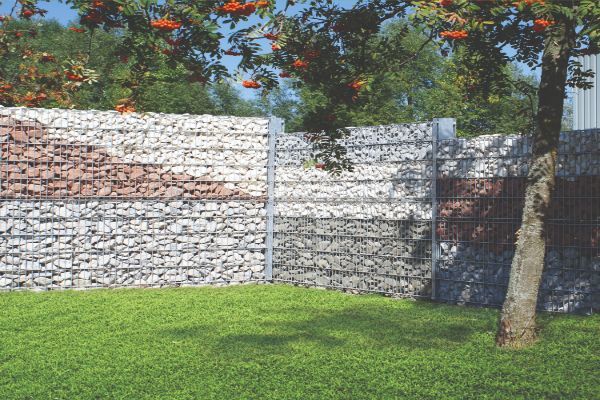 Gabionenzaun mit Muster aus mehrfarbigen Steinen