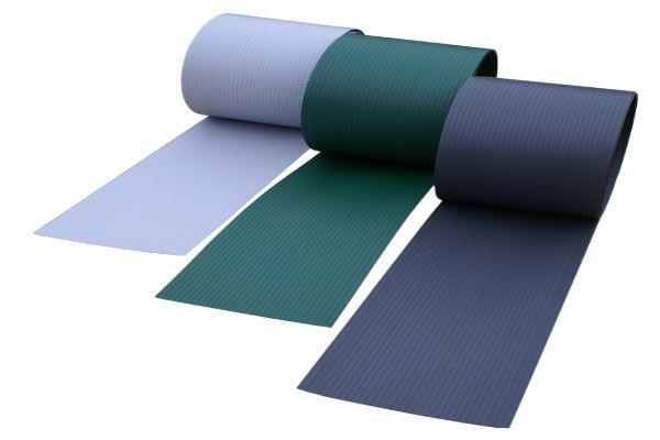 Drei einfarbige Rollen mit Sichtschutzelementen für Zäune