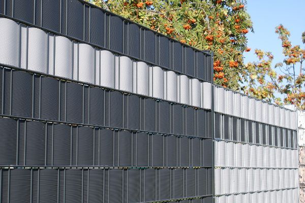 Zaun mit Sichtschutzelementen