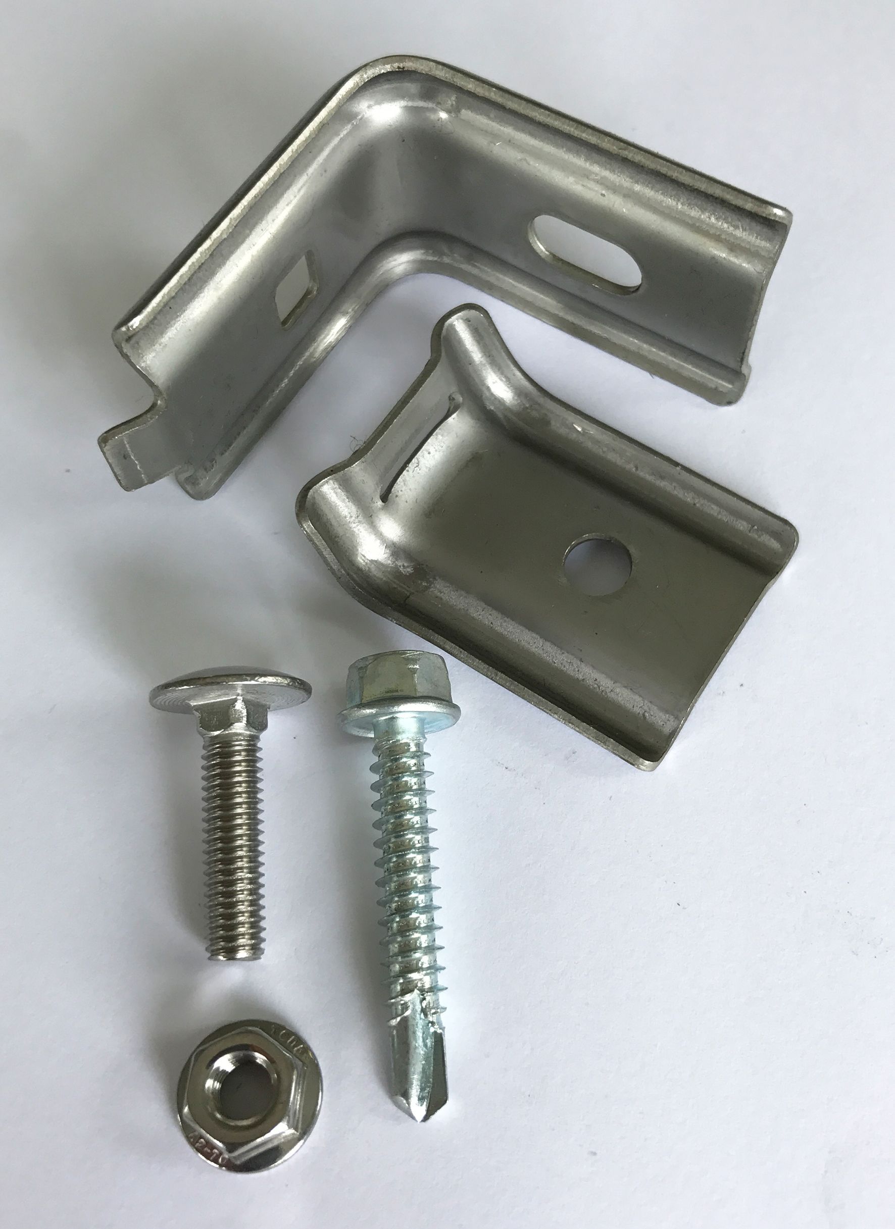 Schrauben und Module zur Befestigung eines Zauns