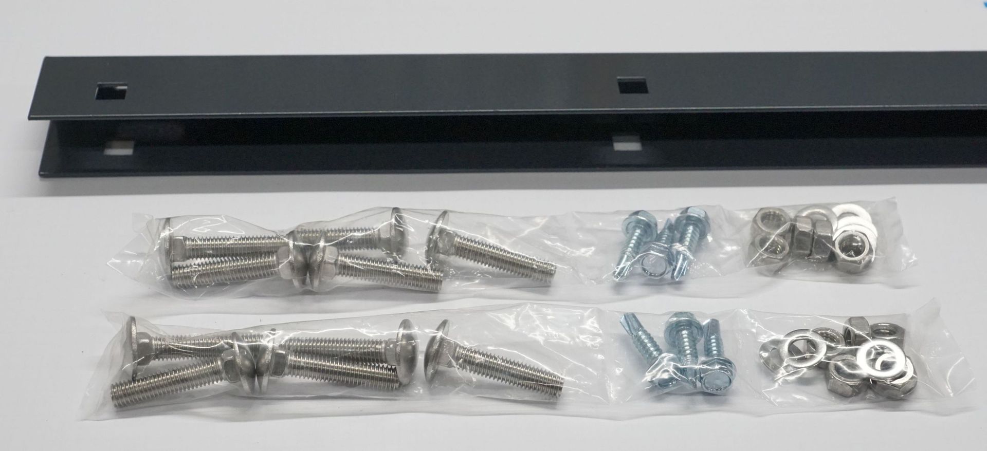 Schrauben und Module zur Befestigung eines Zauns