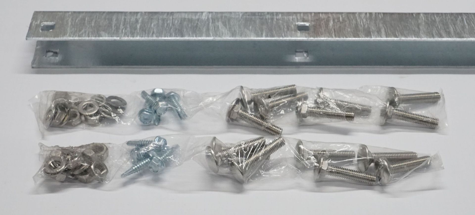 Schrauben und Stahlmodul zur Befestigung eines Zauns