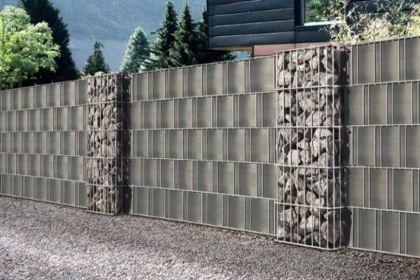 Zaun mit Sichtschutz und Gabionensäulen