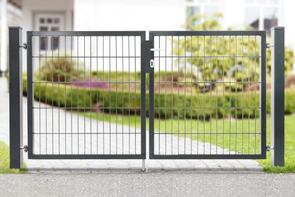 Rolltor als Einfahrt zum Grundstück