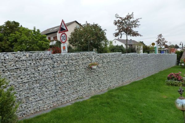 Gabionen-Zaun als Grundstücksbegrenzung