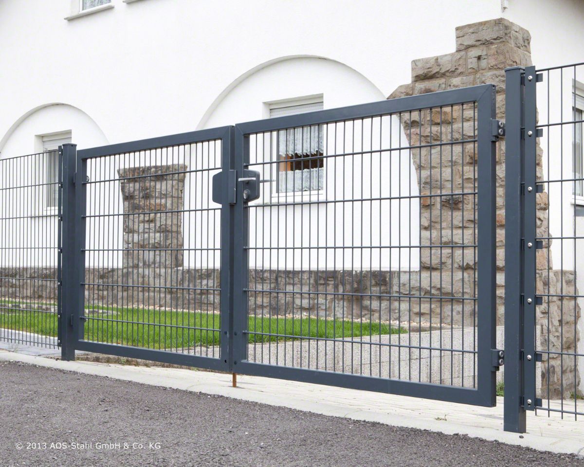 Schwarzer Gitterzaun vor einem Haus