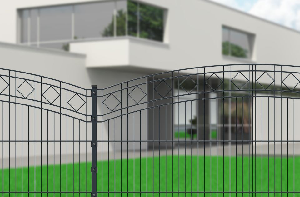 Kunstvoller Gitterzaun zur Abgrenzung eines Grundstücks
