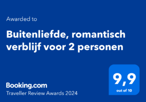 Booking.com-award voor Buitenliefde: een romantisch verblijf voor 2 personen. Score 9,9 van de 10. Blauwe achtergrond.