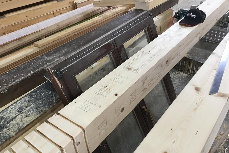 Bearbeitete Holzbalken von D. Jakobs UG (haftungsbeschränkt) & Co. KG