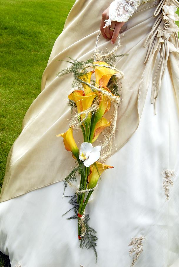 Composition florale jaune pour mariée
