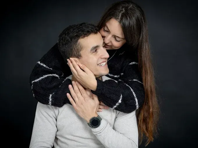 Una persona sonriente con un suéter