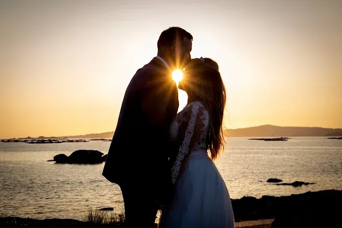 La silueta de una pareja vestida