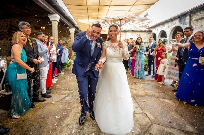 Una pareja de recién casados camina