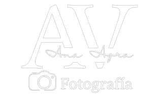 Logotipo con grandes letras blancas "AV", el texto en cursiva "Ana Agra", un icono de c&aacute;mara y la palabra "Fotograf&iacute;a".