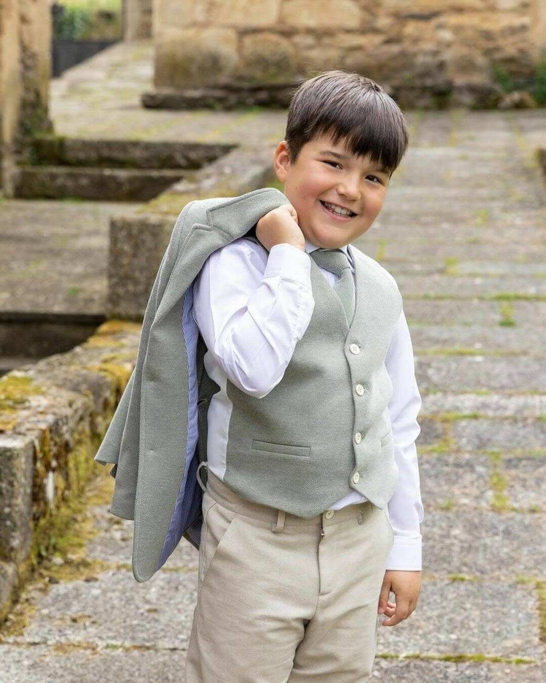 Un niño sonriente que lleva un chaleco