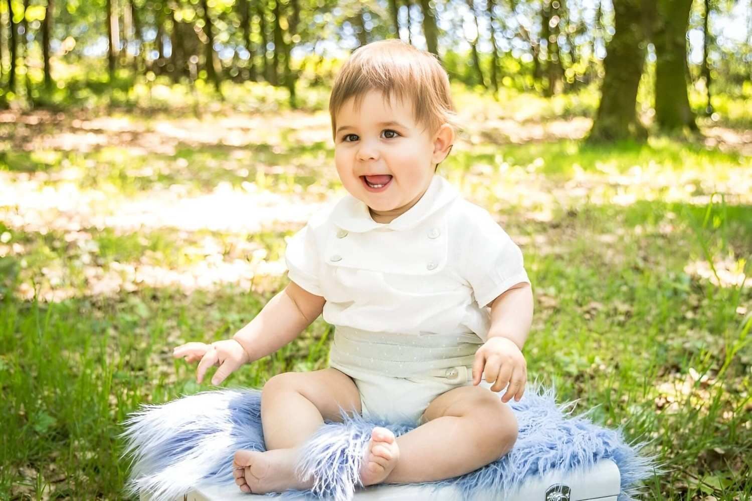 Un niño pequeño con expresión feliz