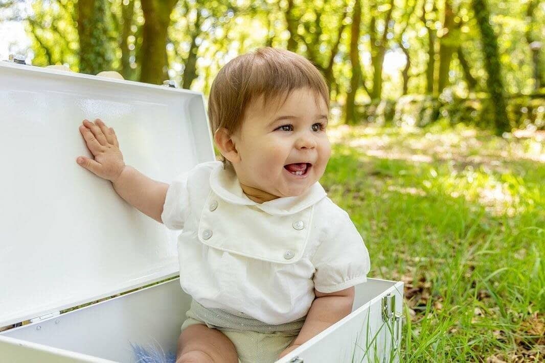 Un bebé sonriente con una camisa