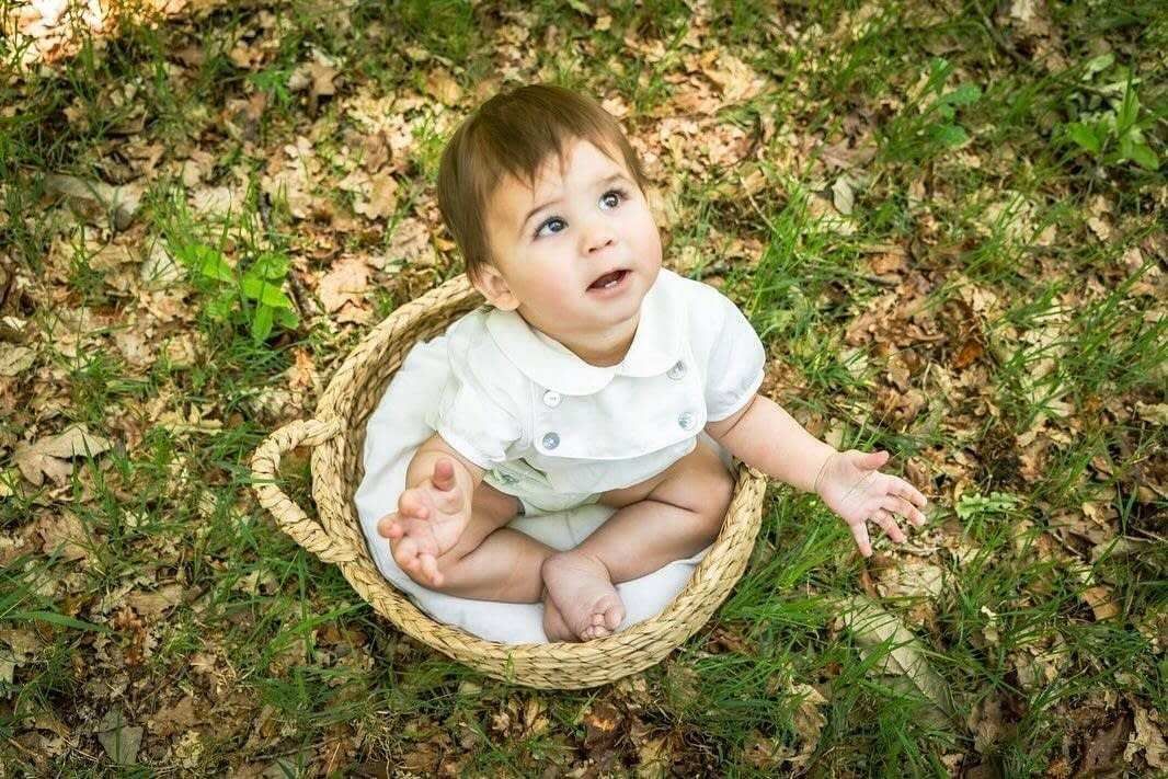 Un bebé con una camisa blanca