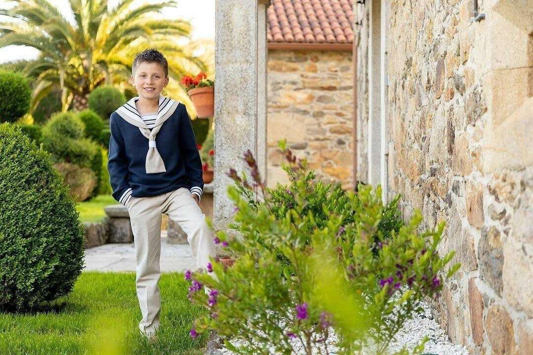 Una persona con un jersey de cuello azul