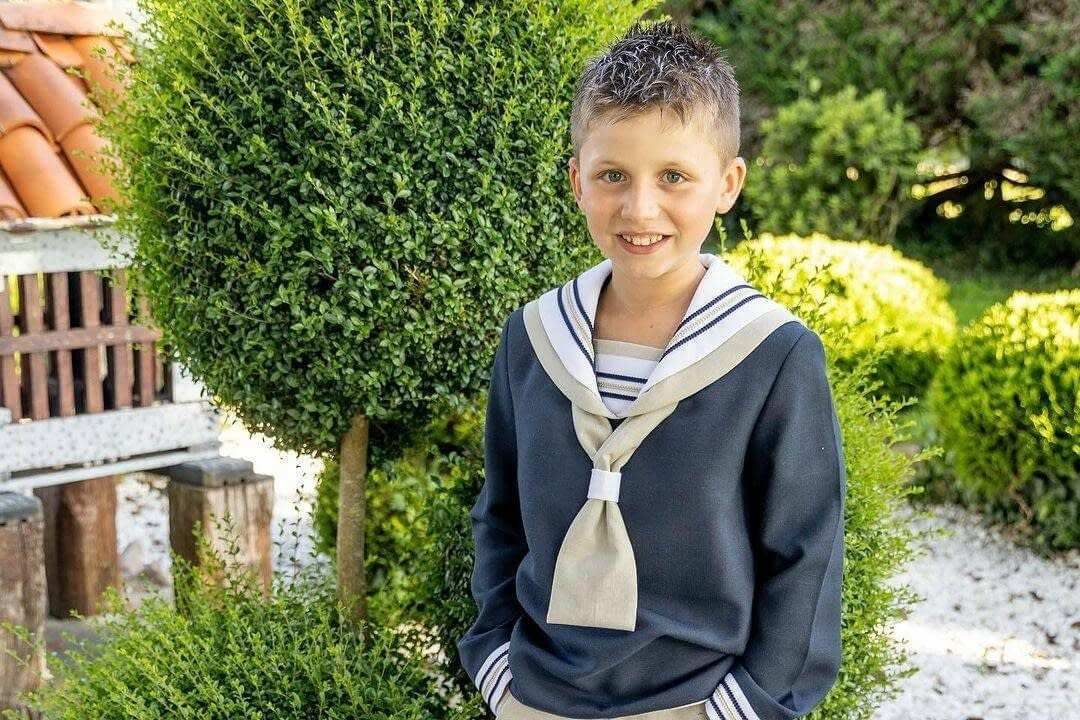 Una persona que viste una camisa azul