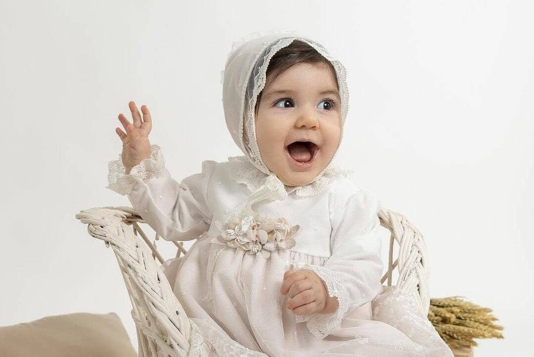 Un bebé sonriente, con un gorrito