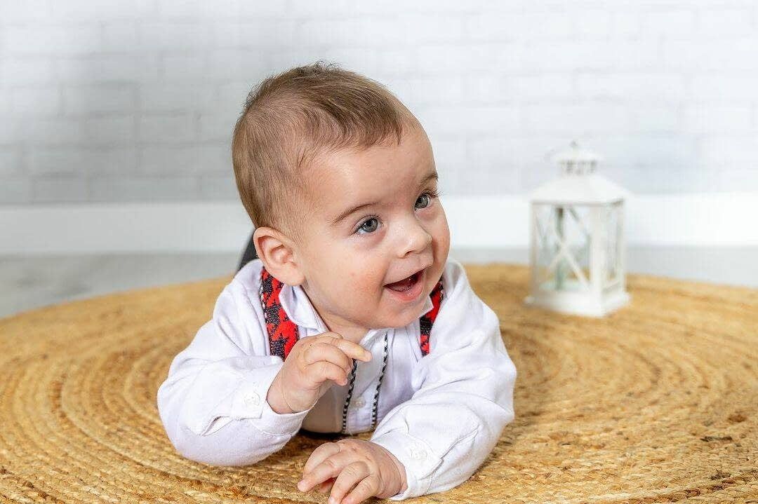 Un bebé sonriente, vestido