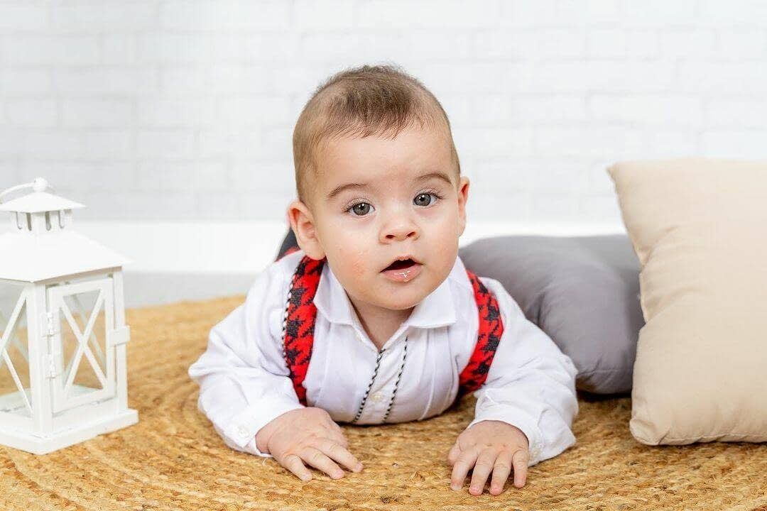 Un bebé con una camisa blanca