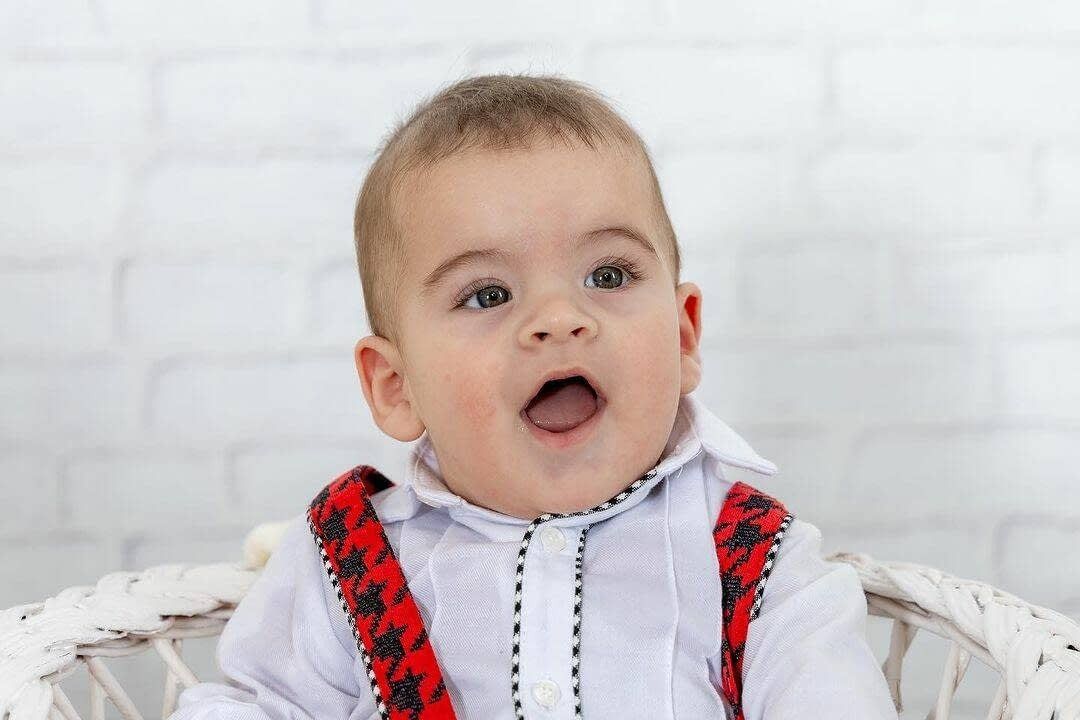 Un bebé con una camisa blanca