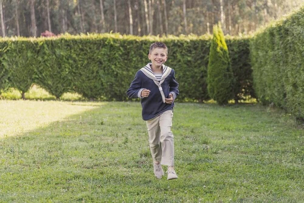 Un niño sonriente, vestido con un suéter