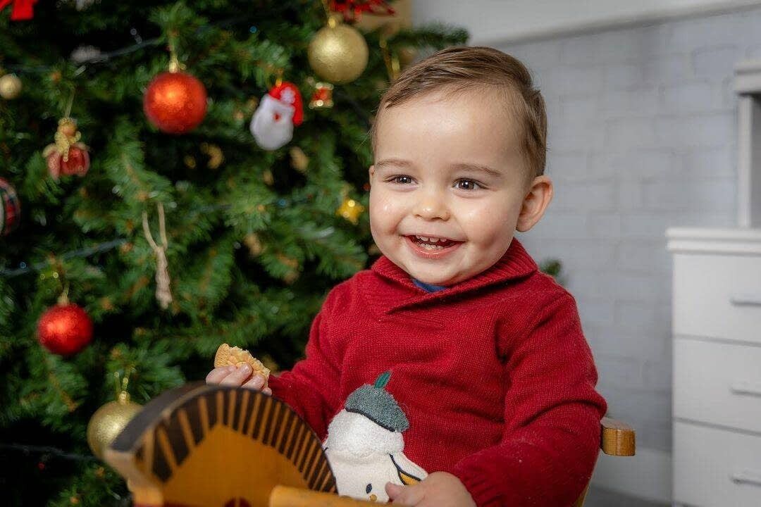 Un niño pequeño con un suéter rojo